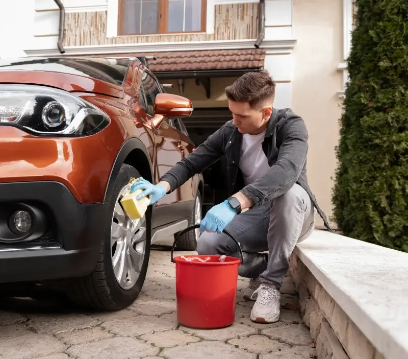 Lavage auto à domicile Lamarche-sur-Saône : professionnel intervenant sur un véhicule
